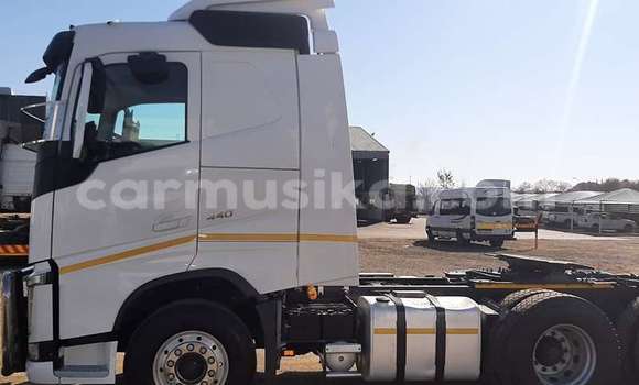 Acheter Occasion Voiture Volvo 440 Blanc à Beitbridge, Matabeleland South Acheter Occasion Voiture Volvo 440 Blanc à Beitbridge, Matabeleland South