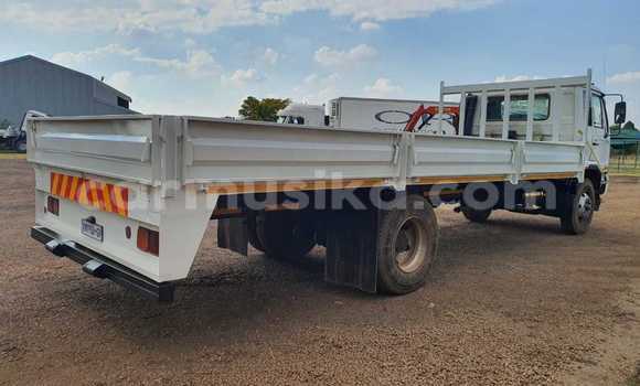 Nunua Ilio tumika Nissan UD Nyeupe Lori ndani ya Beitbridge nchini Matabeleland Kusini Nunua Ilio tumika Nissan UD Nyeupe Lori ndani ya Beitbridge nchini Matabeleland Kusini