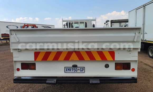 Nunua Ilio tumika Nissan UD Nyeupe Lori ndani ya Beitbridge nchini Matabeleland Kusini Nunua Ilio tumika Nissan UD Nyeupe Lori ndani ya Beitbridge nchini Matabeleland Kusini