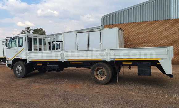 Nunua Ilio tumika Nissan UD Nyeupe Lori ndani ya Beitbridge nchini Matabeleland Kusini Nunua Ilio tumika Nissan UD Nyeupe Lori ndani ya Beitbridge nchini Matabeleland Kusini