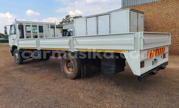 Nunua Ilio tumika Nissan UD Nyeupe Lori ndani ya Beitbridge nchini Matabeleland Kusini Nunua Ilio tumika Nissan UD Nyeupe Lori ndani ya Beitbridge nchini Matabeleland Kusini