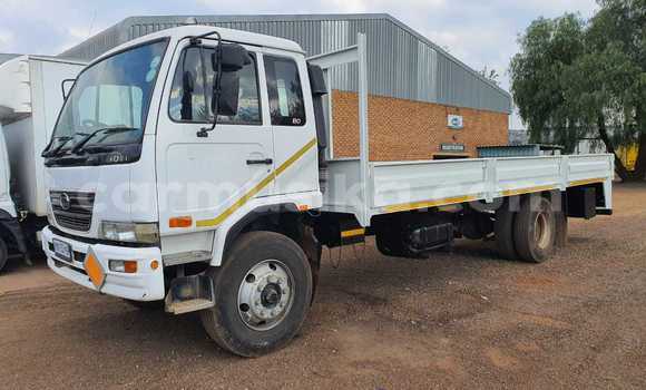 Nunua Ilio tumika Nissan UD Nyeupe Lori ndani ya Beitbridge nchini Matabeleland Kusini Nunua Ilio tumika Nissan UD Nyeupe Lori ndani ya Beitbridge nchini Matabeleland Kusini