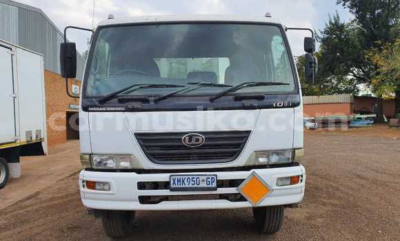 Nunua Ilio tumika Nissan UD Nyeupe Lori ndani ya Beitbridge nchini Matabeleland Kusini Nunua Ilio tumika Nissan UD Nyeupe Lori ndani ya Beitbridge nchini Matabeleland Kusini