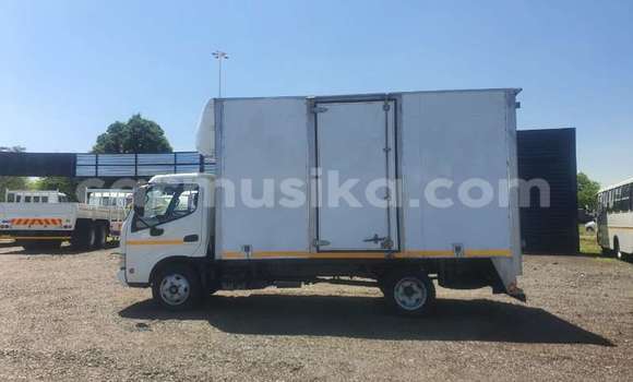 Acheter Occasion Utilitaire Toyota Dyna Blanc à Beitbridge, Matabeleland South Acheter Occasion Utilitaire Toyota Dyna Blanc à Beitbridge, Matabeleland South