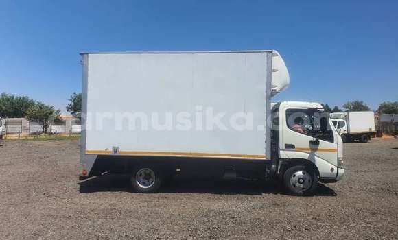 Acheter Occasion Utilitaire Toyota Dyna Blanc à Beitbridge, Matabeleland South Acheter Occasion Utilitaire Toyota Dyna Blanc à Beitbridge, Matabeleland South