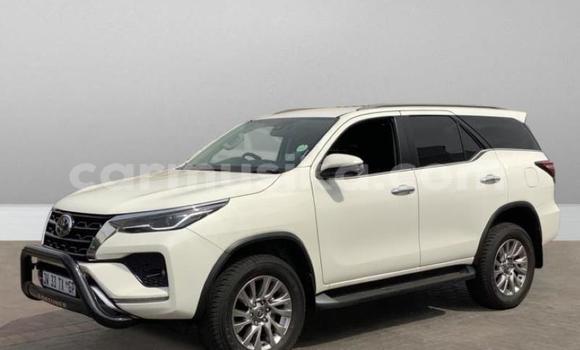 Nunua Ilio tumika Toyota Fortuner Nyeupe Gari ndani ya Beitbridge nchini Matabeleland Kusini