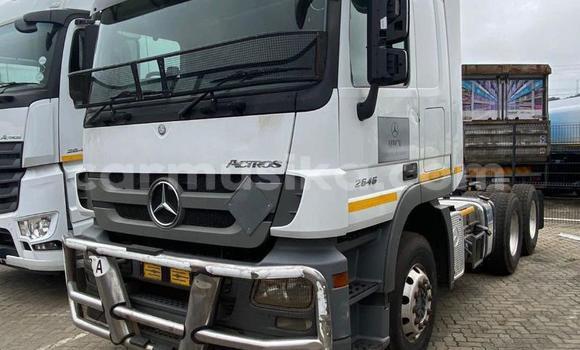 Nunua Ilio tumika Mercedes‒Benz Truck Nyeupe Lori ndani ya Beitbridge nchini Matabeleland Kusini