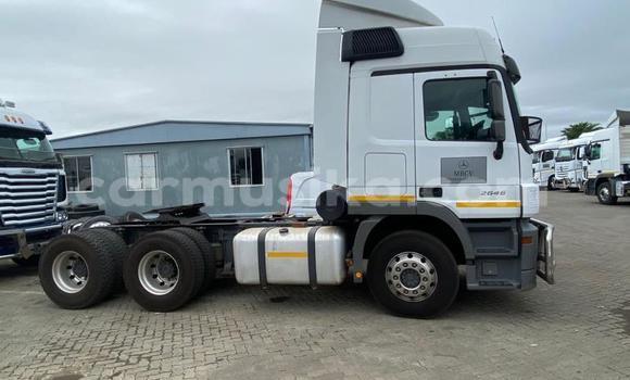 Acheter Occasion Utilitaire Mercedes‒Benz Truck Blanc à Beitbridge, Matabeleland South Acheter Occasion Utilitaire Mercedes‒Benz Truck Blanc à Beitbridge, Matabeleland South
