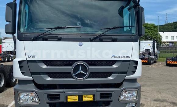 Acheter Occasion Utilitaire Mercedes‒Benz Truck Blanc à Beitbridge, Matabeleland South Acheter Occasion Utilitaire Mercedes‒Benz Truck Blanc à Beitbridge, Matabeleland South
