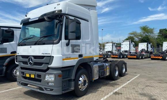Acheter Occasion Utilitaire Mercedes‒Benz Truck Blanc à Beitbridge, Matabeleland South Acheter Occasion Utilitaire Mercedes‒Benz Truck Blanc à Beitbridge, Matabeleland South