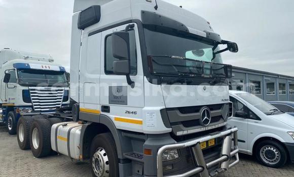 Acheter Occasion Utilitaire Mercedes‒Benz Truck Blanc à Beitbridge, Matabeleland South Acheter Occasion Utilitaire Mercedes‒Benz Truck Blanc à Beitbridge, Matabeleland South