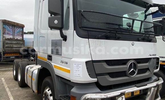 Acheter Occasion Utilitaire Mercedes‒Benz Truck Blanc à Beitbridge, Matabeleland South Acheter Occasion Utilitaire Mercedes‒Benz Truck Blanc à Beitbridge, Matabeleland South