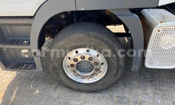 Buy Used Mercedes‒Benz Truck White Truck in Beitbridge in Matabeleland South Buy Used Mercedes‒Benz Truck White Truck in Beitbridge in Matabeleland South