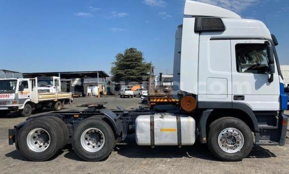 Buy Used Mercedes‒Benz Truck White Truck in Beitbridge in Matabeleland South Buy Used Mercedes‒Benz Truck White Truck in Beitbridge in Matabeleland South