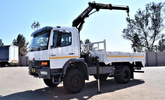 Nunua Ilio tumika Mercedes‒Benz Truck Nyeupe Lori ndani ya Beitbridge nchini Matabeleland Kusini