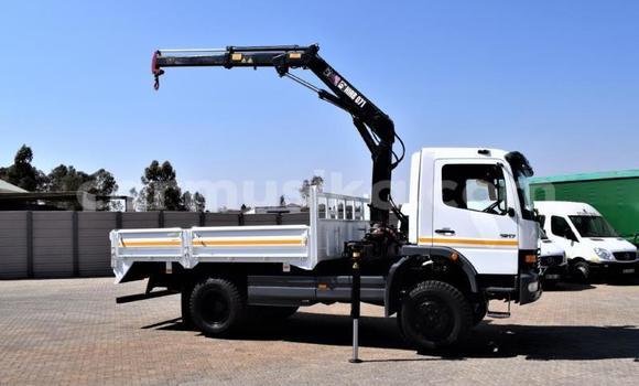 Nunua Ilio tumika Mercedes‒Benz Truck Nyeupe Lori ndani ya Beitbridge nchini Matabeleland Kusini Nunua Ilio tumika Mercedes‒Benz Truck Nyeupe Lori ndani ya Beitbridge nchini Matabeleland Kusini