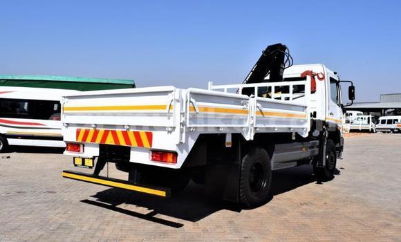 Nunua Ilio tumika Mercedes‒Benz Truck Nyeupe Lori ndani ya Beitbridge nchini Matabeleland Kusini Nunua Ilio tumika Mercedes‒Benz Truck Nyeupe Lori ndani ya Beitbridge nchini Matabeleland Kusini