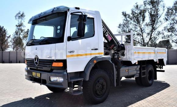 Nunua Ilio tumika Mercedes‒Benz Truck Nyeupe Lori ndani ya Beitbridge nchini Matabeleland Kusini Nunua Ilio tumika Mercedes‒Benz Truck Nyeupe Lori ndani ya Beitbridge nchini Matabeleland Kusini
