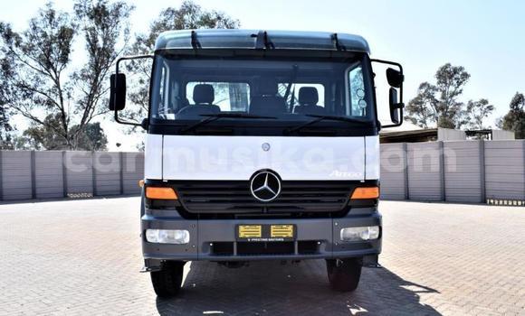 Nunua Ilio tumika Mercedes‒Benz Truck Nyeupe Lori ndani ya Beitbridge nchini Matabeleland Kusini Nunua Ilio tumika Mercedes‒Benz Truck Nyeupe Lori ndani ya Beitbridge nchini Matabeleland Kusini