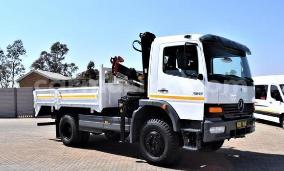 Nunua Ilio tumika Mercedes‒Benz Truck Nyeupe Lori ndani ya Beitbridge nchini Matabeleland Kusini Nunua Ilio tumika Mercedes‒Benz Truck Nyeupe Lori ndani ya Beitbridge nchini Matabeleland Kusini