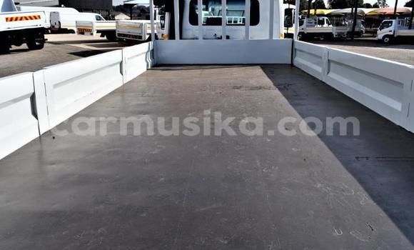 Nunua Ilio tumika Nissan UD Nyeupe Lori ndani ya Beitbridge nchini Matabeleland Kusini Nunua Ilio tumika Nissan UD Nyeupe Lori ndani ya Beitbridge nchini Matabeleland Kusini