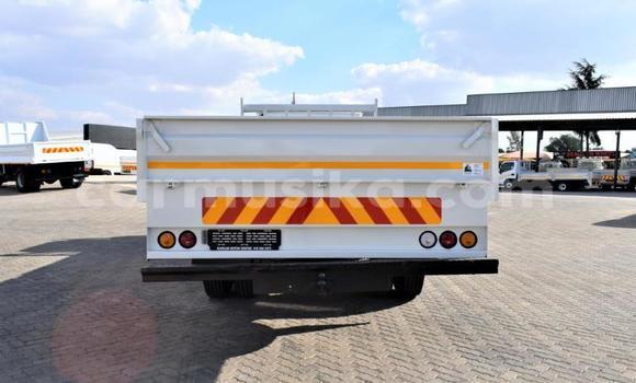 Nunua Ilio tumika Nissan UD Nyeupe Lori ndani ya Beitbridge nchini Matabeleland Kusini Nunua Ilio tumika Nissan UD Nyeupe Lori ndani ya Beitbridge nchini Matabeleland Kusini