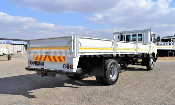 Nunua Ilio tumika Nissan UD Nyeupe Lori ndani ya Beitbridge nchini Matabeleland Kusini Nunua Ilio tumika Nissan UD Nyeupe Lori ndani ya Beitbridge nchini Matabeleland Kusini