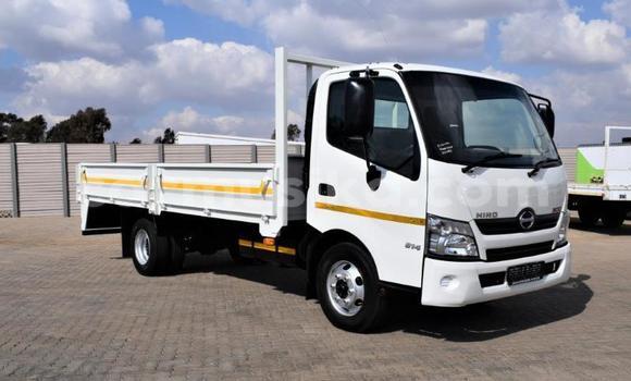 Acheter Occasion Utilitaire Hino 300 Blanc à Beitbridge, Matabeleland South Acheter Occasion Utilitaire Hino 300 Blanc à Beitbridge, Matabeleland South