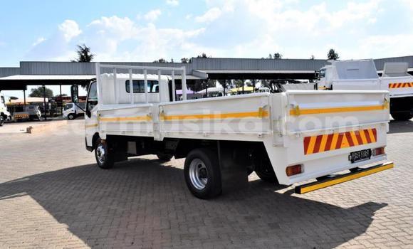 Acheter Occasion Utilitaire Hino 300 Blanc à Beitbridge, Matabeleland South Acheter Occasion Utilitaire Hino 300 Blanc à Beitbridge, Matabeleland South