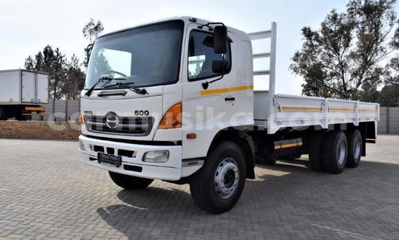 Nunua Ilio tumika Hino 300 Nyeupe Lori ndani ya Beitbridge nchini Matabeleland Kusini