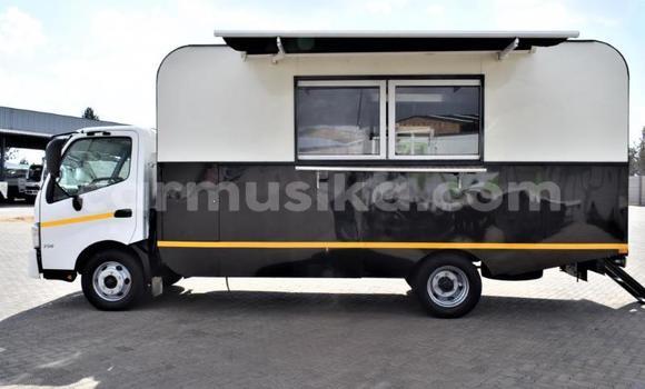 Acheter Occasion Utilitaire Hino 300 Blanc à Beitbridge, Matabeleland South Acheter Occasion Utilitaire Hino 300 Blanc à Beitbridge, Matabeleland South