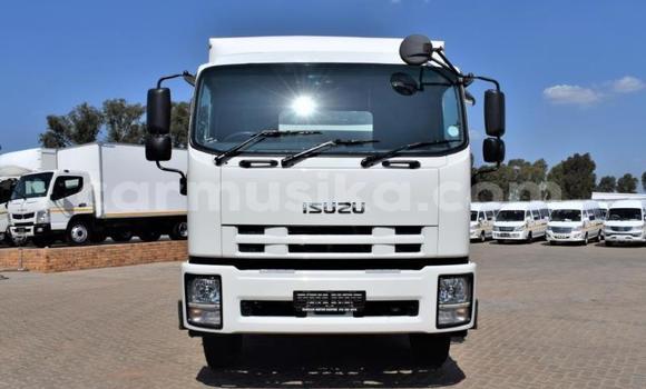 Nunua Ilio tumika Isuzu FTR 850 Nyeupe Lori ndani ya Beitbridge nchini Matabeleland Kusini Nunua Ilio tumika Isuzu FTR 850 Nyeupe Lori ndani ya Beitbridge nchini Matabeleland Kusini