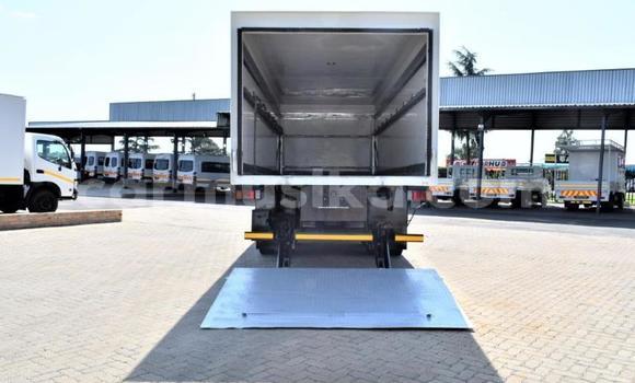 Nunua Ilio tumika Isuzu FTR 850 Nyeupe Lori ndani ya Beitbridge nchini Matabeleland Kusini Nunua Ilio tumika Isuzu FTR 850 Nyeupe Lori ndani ya Beitbridge nchini Matabeleland Kusini