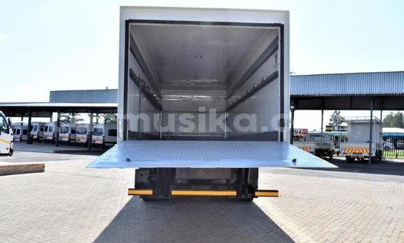 Nunua Ilio tumika Isuzu FTR 850 Nyeupe Lori ndani ya Beitbridge nchini Matabeleland Kusini Nunua Ilio tumika Isuzu FTR 850 Nyeupe Lori ndani ya Beitbridge nchini Matabeleland Kusini