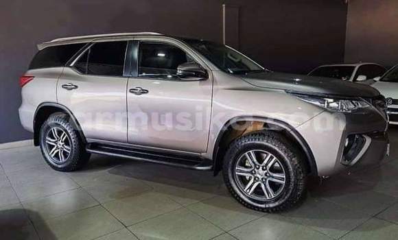 Acheter Occasion Voiture Toyota Fortuner Beige à Beitbridge, Matabeleland South