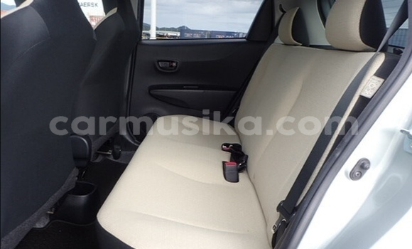 Acheter Occasion Voiture Toyota Vitz Gris à Beitbridge, Matabeleland South Acheter Occasion Voiture Toyota Vitz Gris à Beitbridge, Matabeleland South