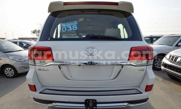 Tenga Imported Toyota Land Cruiser Chena Mota in Import - Dubai in Harare Tenga Imported Toyota Land Cruiser Chena Mota in Import - Dubai in Harare