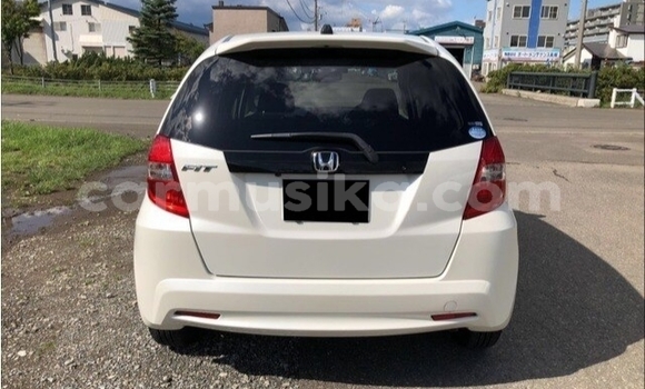 Nunua Ilio tumika Honda Fit Nyeupe Gari ndani ya Beitbridge nchini Matabeleland Kusini Nunua Ilio tumika Honda Fit Nyeupe Gari ndani ya Beitbridge nchini Matabeleland Kusini