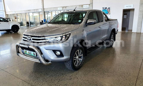 Buy Used Toyota Hilux Silver Car in Beitbridge in Matabeleland South