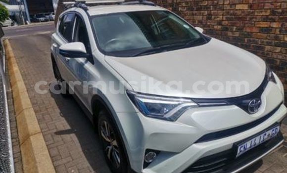 Nunua Ilio tumika Toyota RAV4 Nyeupe Gari ndani ya Beitbridge nchini Matabeleland Kusini