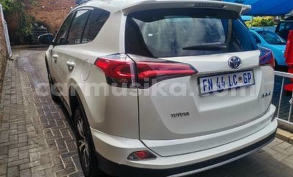 Buy Used Toyota RAV4 White Car in Beitbridge in Matabeleland South Buy Used Toyota RAV4 White Car in Beitbridge in Matabeleland South