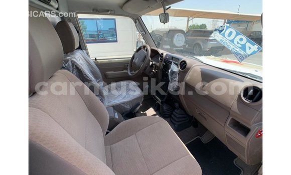 Acheter Import Voiture Toyota Land Cruiser Blanc à Import - Dubai, Harare Acheter Import Voiture Toyota Land Cruiser Blanc à Import - Dubai, Harare
