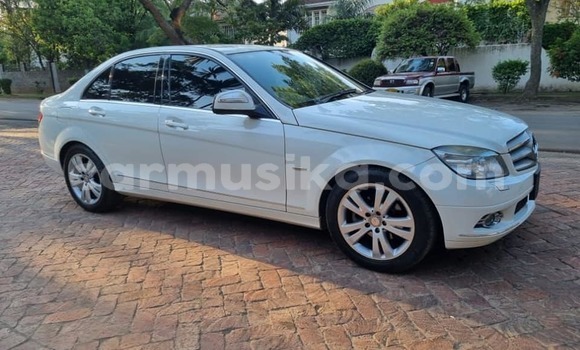 Nunua Ilio tumika Mercedes-Benz C-Classe Nyeupe Gari ndani ya Harare nchini Harare