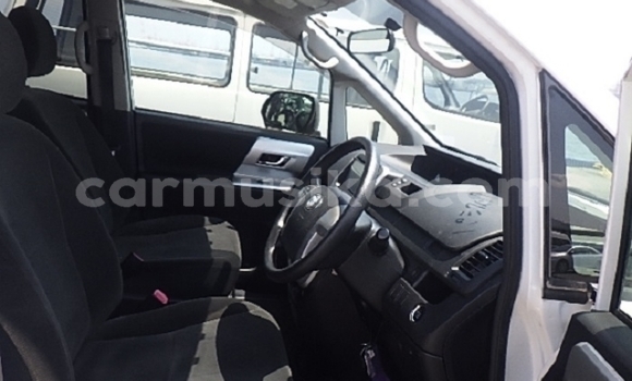 Buy Used Toyota Noah White Car in Beitbridge in Matabeleland South Buy Used Toyota Noah White Car in Beitbridge in Matabeleland South