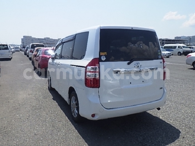 Big with watermark toyota noah matabeleland south beitbridge 25452