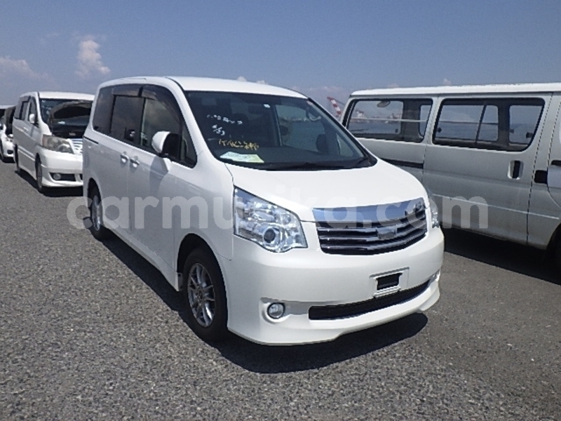 Big with watermark toyota noah matabeleland south beitbridge 25452