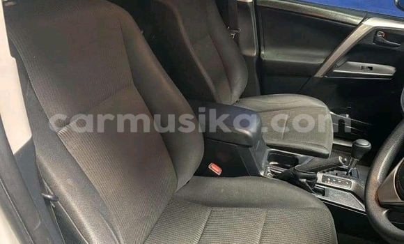 Acheter Occasion Voiture Toyota RAV4 Blanc à Les chutes Victoria, Matabeleland Nord Acheter Occasion Voiture Toyota RAV4 Blanc à Les chutes Victoria, Matabeleland Nord