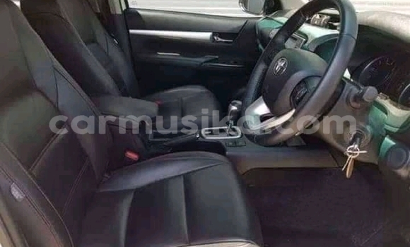 Buy Used Toyota Hilux White Car in Harare in Harare Buy Used Toyota Hilux White Car in Harare in Harare