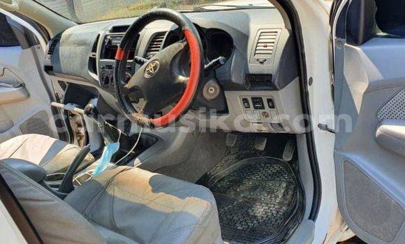 Buy Used Toyota Hilux White Car in Masvingo in Masvingo Buy Used Toyota Hilux White Car in Masvingo in Masvingo