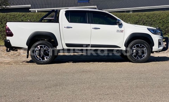 Buy Used Toyota Hilux White Car in Masvingo in Masvingo